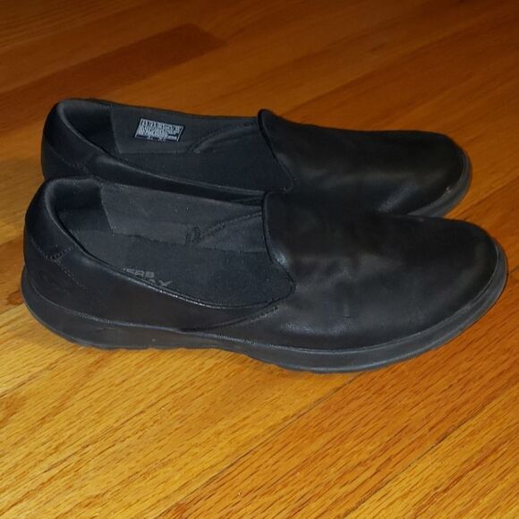 Skechers Black loafers  - Picture 1 of 8